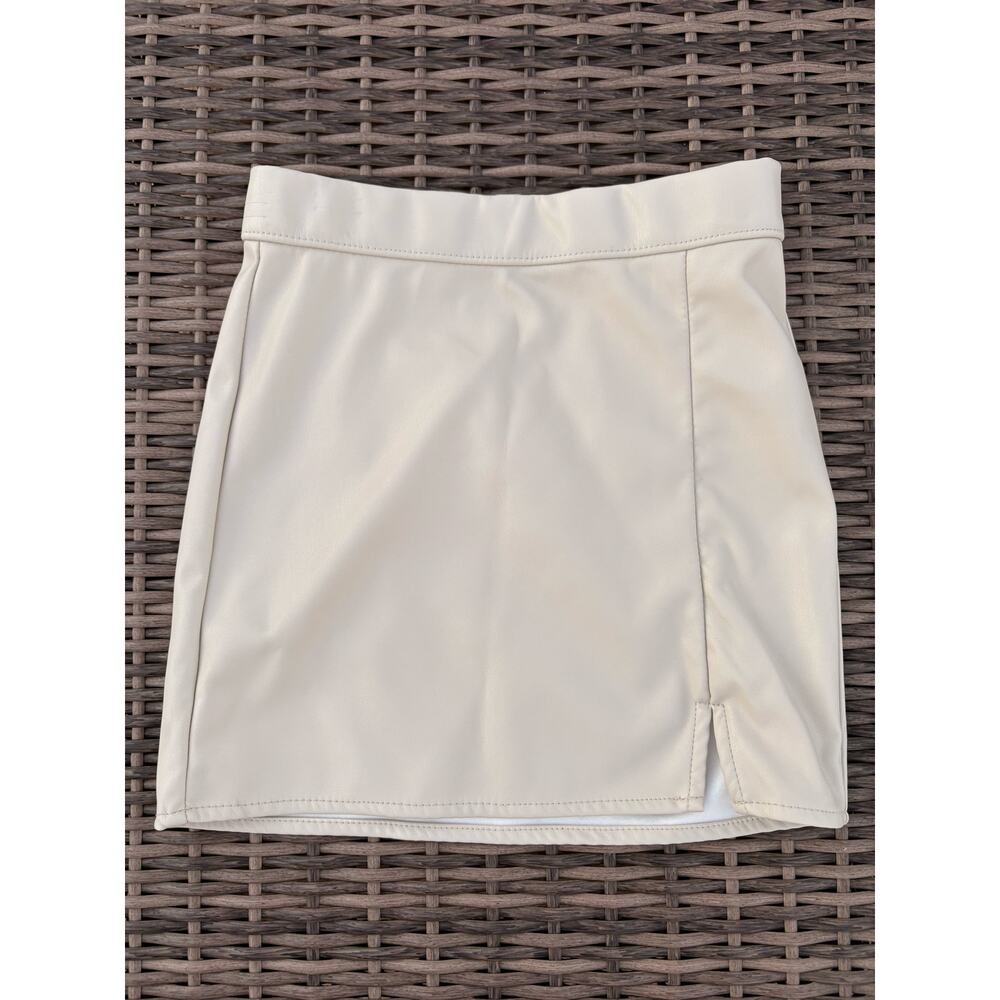 Girls cream faux leather mini skirt size girls Med(7-8)